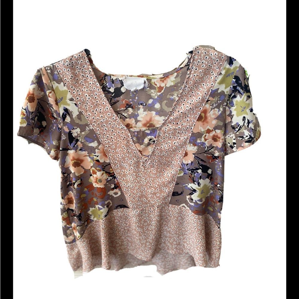 Anthropologie En Elle Mixed Floral Print Short Sleeve Blouse.